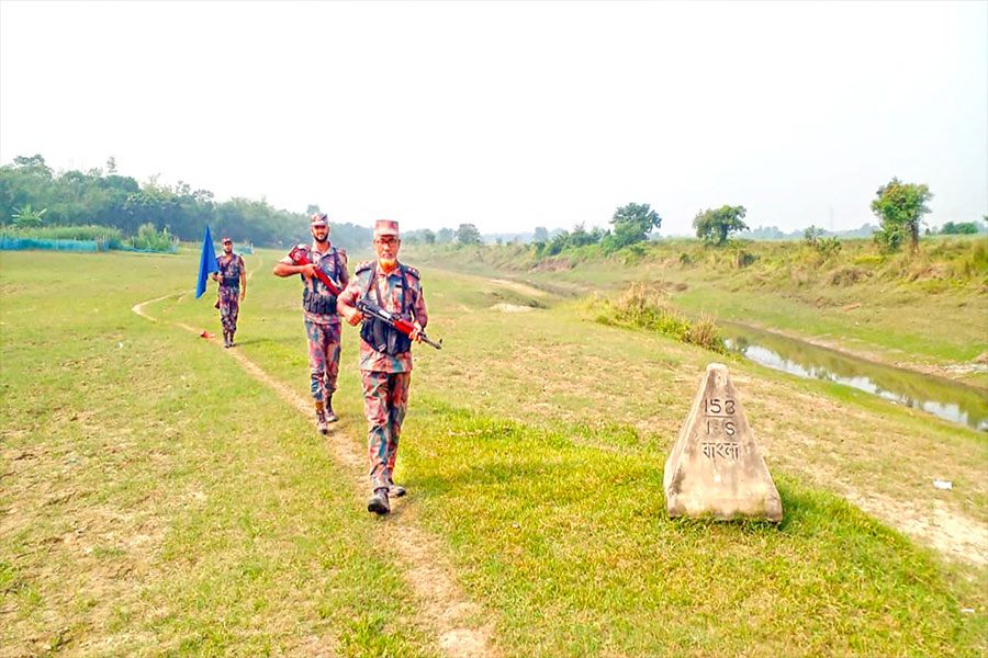 কুষ্টিয়ার দৌলতপুর সীমান্তে বিজিবির সতর্কতা জারি