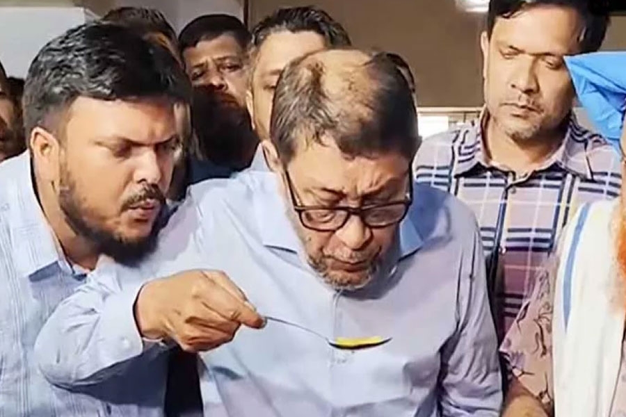 স্বাস্থ্যমন্ত্রীর চামচে ফুঁ!