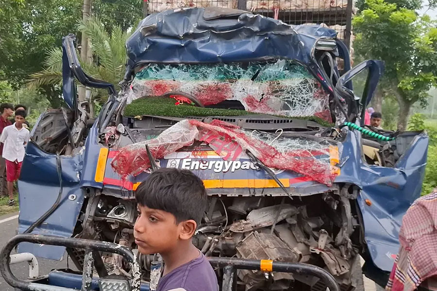 টাঙ্গাইলে সড়কে ঝরল ৪ প্রাণ