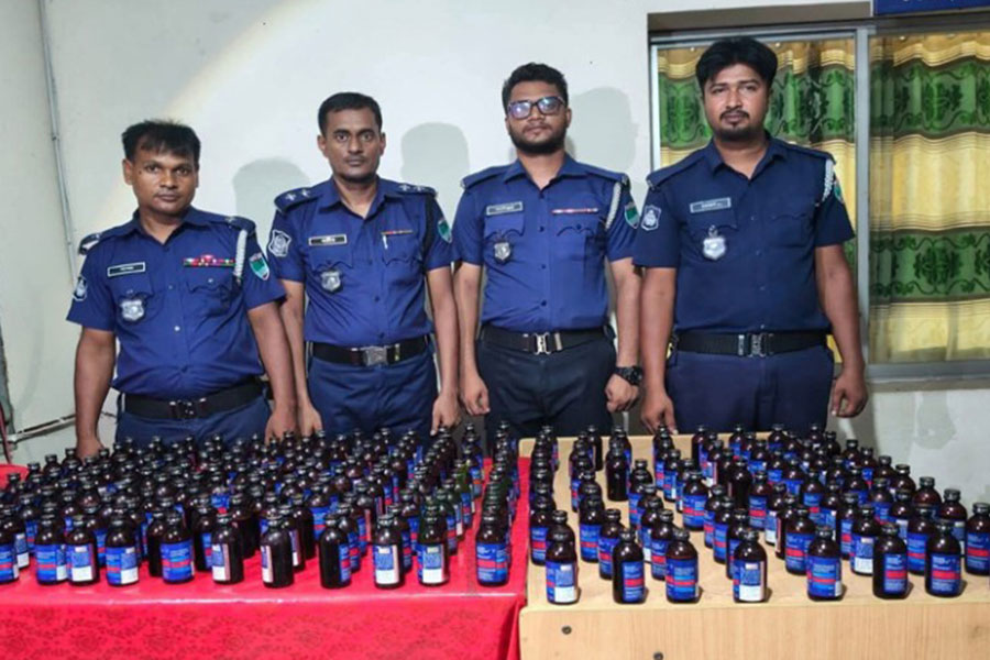 স্থানীয় যুবকদের তৎপরতায় উদ্ধার ২৩৪ বোতল ফেন্সিডিল