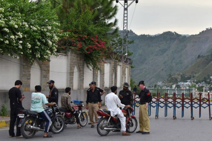 পাকিস্তান নিয়ন্ত্রিত কাশ্মীরের রাজধানী মুজাফফরাবাদের রাস্তায় পুলিশের তল্লাশি। ছবি: এএফপি
