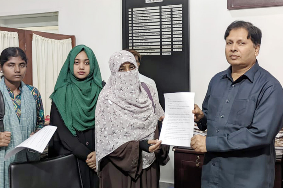 হিজাব নিয়ে বিতর্কিত মন্তব্য,  রাবি অধ্যাপকের শাস্তির দাবি