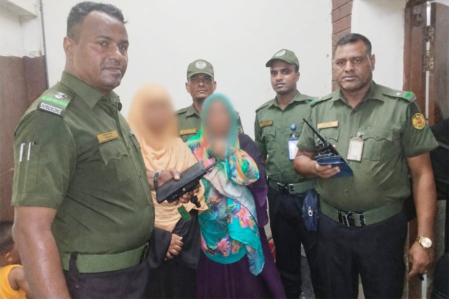 শহীদ সোহরাওয়ার্দী মেডিকেল কলেজ হাসপাতালে দায়িত্বরত আনসার সদস্যদের তৎপরতায় স্বর্ণের চেইন উদ্ধার ও দুই নারী আটক। ছবি: ভিওডি বাংলা