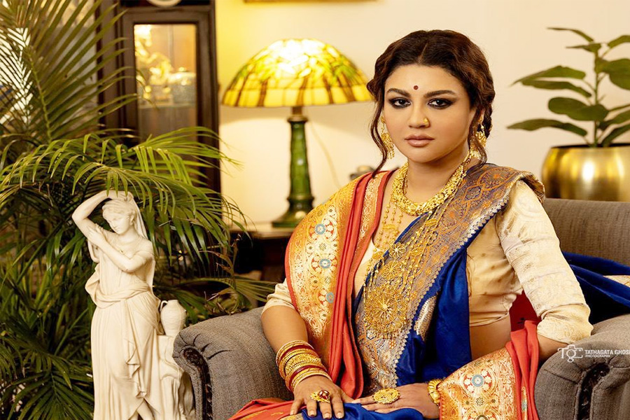 মায়ের বিয়ের শাড়িতে আবেগঘন জয়া আহসান