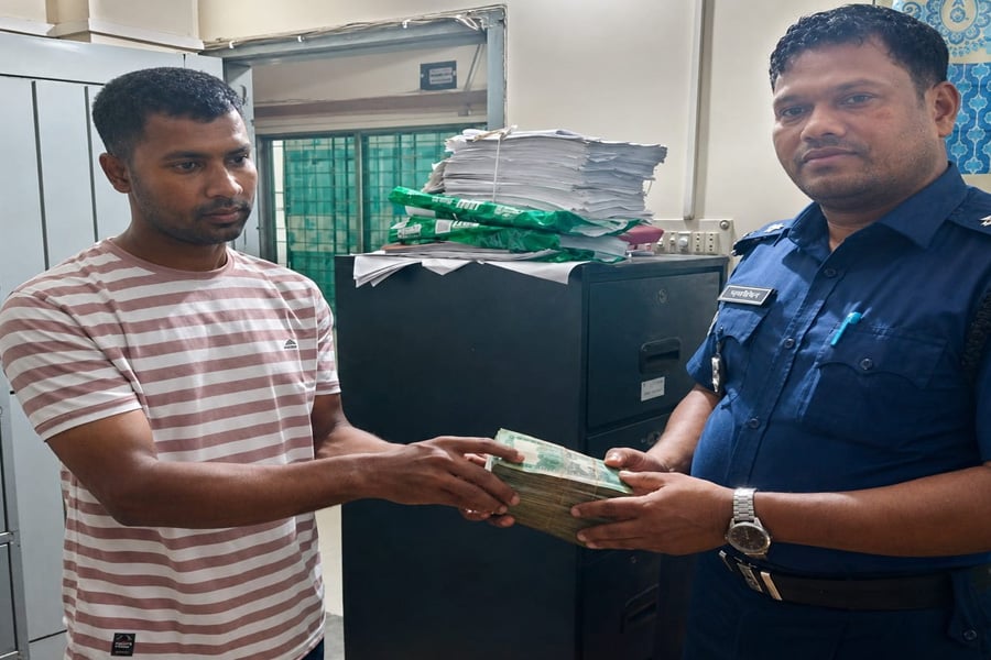 অটোরিকশায় পাওয়া দুই লাখ টাকাসহ ব্যাগ প্রকৃত মালিকের কাছে পৌঁছে দিতে থানায় জমা দেন মো. রবিউল হোসেন। ছবি: ভিওডি বাংলা
