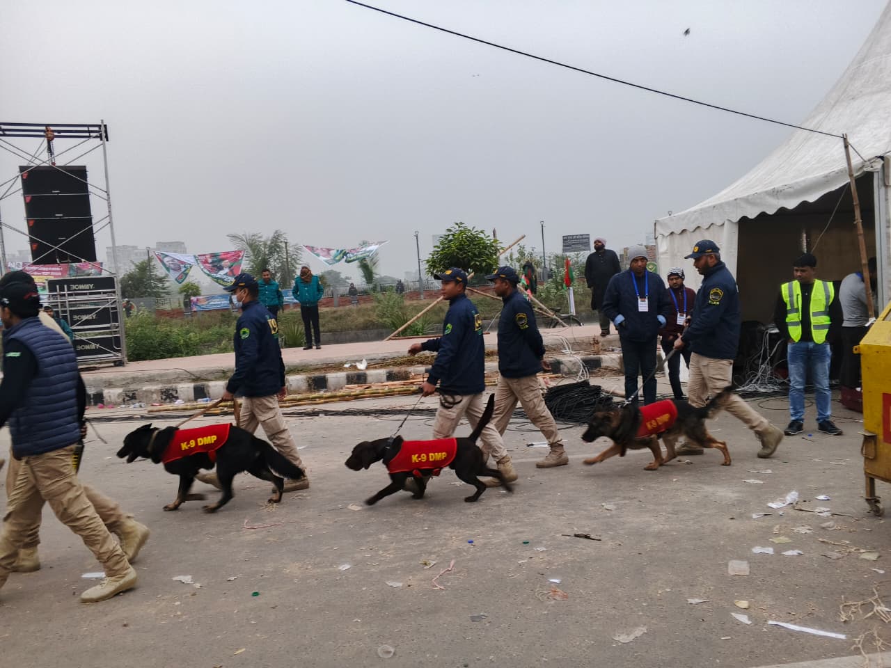 ৩০০ ফিট এলাকায় কঠোর নিরাপত্তা ব্যবস্থা