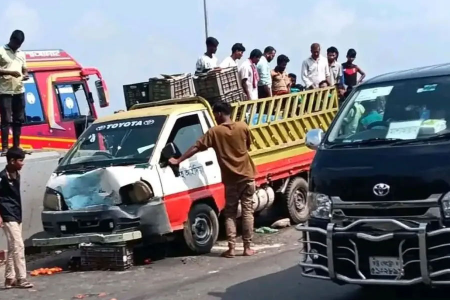চট্টগ্রামে সড়কে ঝরল বাবা-ছেলের প্রাণ
