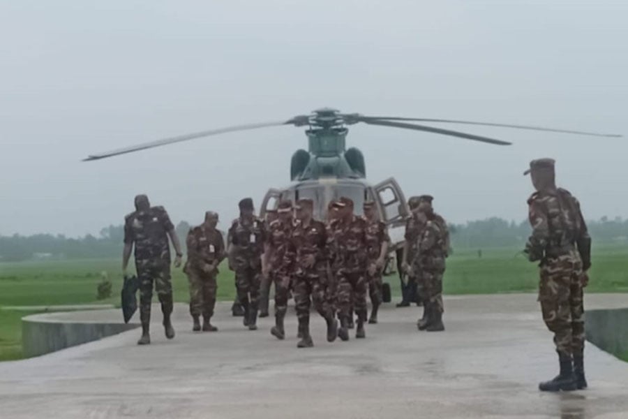 বগুড়ার শিবগঞ্জ উপজেলার ফায়ার সার্ভিস হেলিপ্যাডে সেনাপ্রধান জেনারেল ওয়াকার-উজ-জামান। ছবি: সংগৃহীত