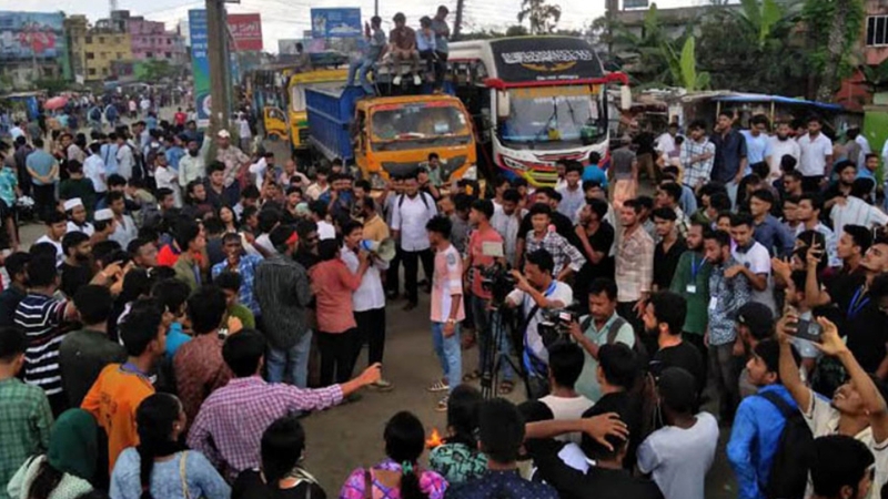 বরিশাল-ঢাকা মহাসড়ক অবরোধ করে শিক্ষার্থীদের বিক্ষোভ