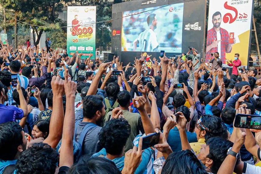 বাংলাদেশে মেসি উন্মাদনা তুলে ধরবেন ৪ আর্জেন্টাইন ব্লগার