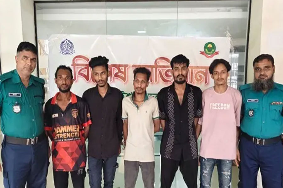 চট্টগ্রামে নিষিদ্ধ সংগঠন ছাত্রলীগের মিছিলে অংশ নিয়ে গ্রেপ্তার ৫