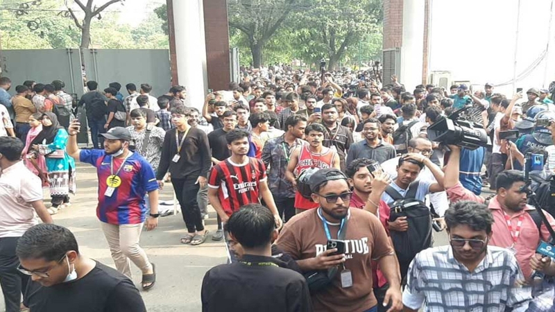 সচিবালয়ের ফটক ভেঙে ভেতরে ঢুকে পড়েছেন শিক্ষার্থীরা
