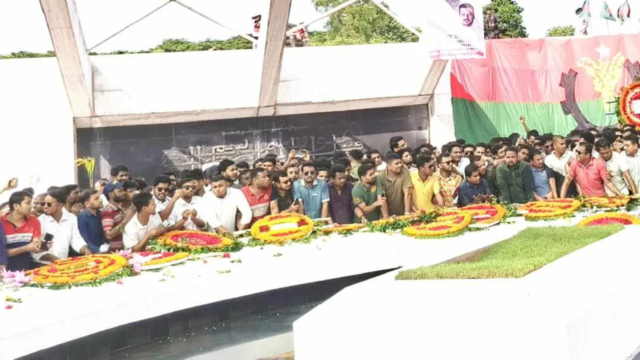 ঐতিহাসিক ৭ নভেম্বরে বাঙলা কলেজ ছাত্রদলের পুষ্পস্তবক অর্পণ