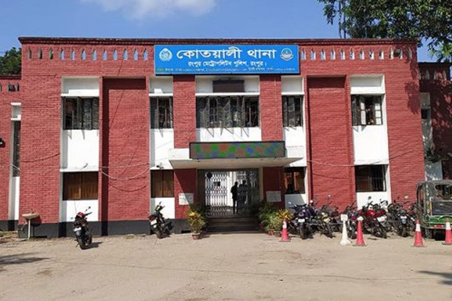 থানায় স্বেচ্ছাসেবক দল নেতাকে বেধড়ক পিটুনি, ৩ পুলিশ প্রত্যাহার