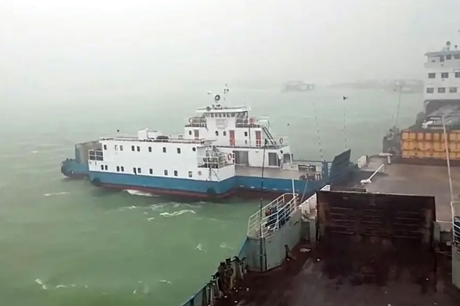 দৌলতদিয়া-পাটুরিয়া নৌরুটে ফেরি চলাচল বন্ধ