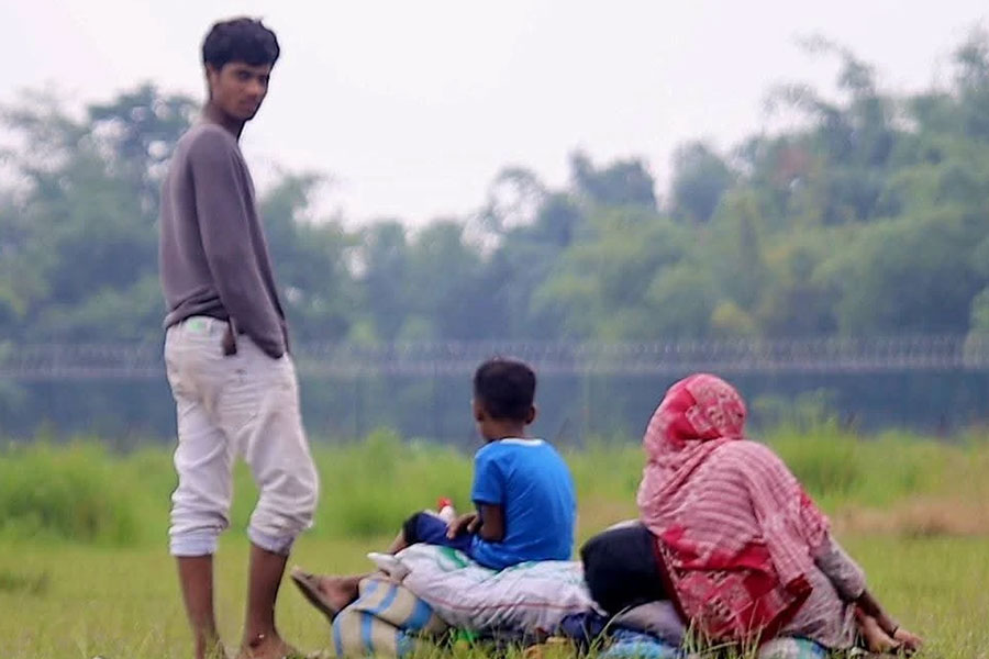 ৩৪ ঘণ্টা সীমান্তে আটকে নারী-শিশুসহ ১০, মিলছে না সমাধান