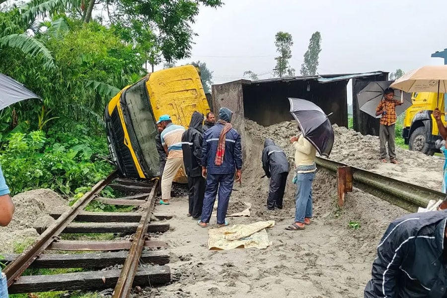 রেললাইনে উল্টে গেল ট্রাক, কুড়িগ্রামের সঙ্গে ট্রেন যোগাযোগ বন্ধ