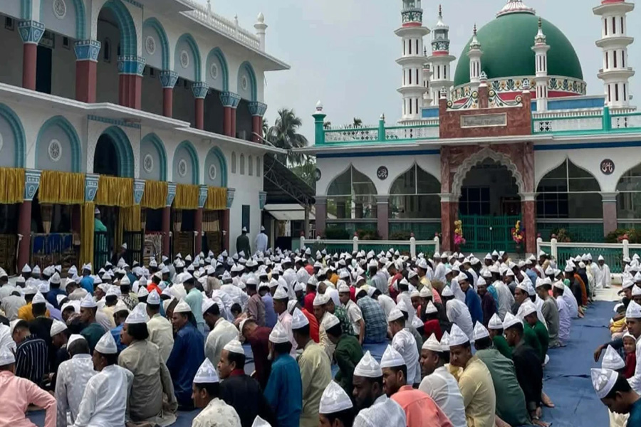 দেশের বিভিন্ন স্থানে পালিত হচ্ছে পবিত্র ঈদুল আজহা