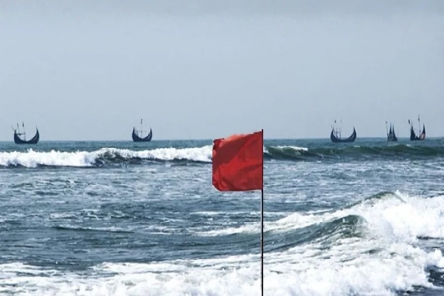 কুয়াকাটা সংলগ্ন বঙ্গোপসাগরে বৈরী আবহাওয়ার কারণে উত্তাল ঢেউ। ছবি: সংগৃহীত