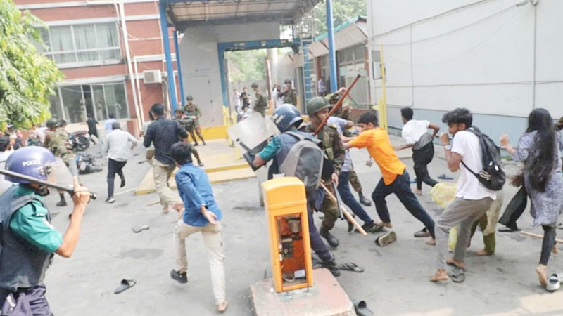 সচিবালয়ের সামনে শিক্ষার্থীদের লাঠিপেটা, আহত ৮৫ জন ঢামেকে