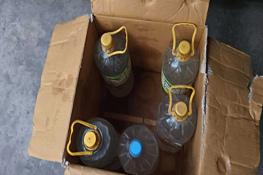 পঞ্চগড়ে টিসিবির ডিপো থেকে আসা ট্রাকে তেলের পরিবর্তে মিলল পানির বোতল