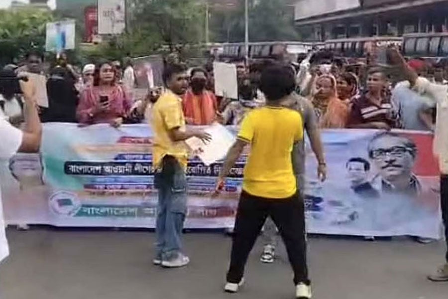মহাখালীতে ককটেল ফাটিয়ে ছাত্রলীগের মিছিল