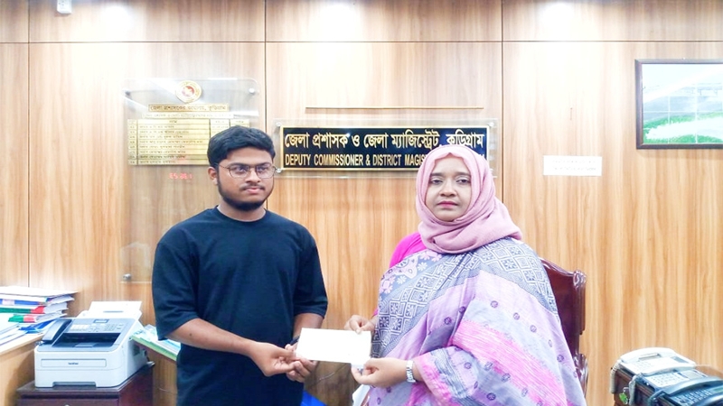 কুড়িগ্রামে নুরুন্নবীর পাশে দাঁড়ালেন জেলা প্রশাসক