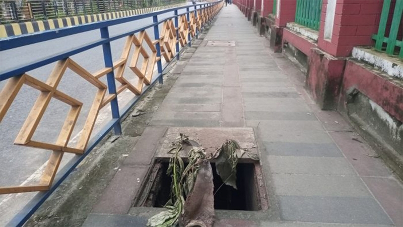 ফুটপাতের ড্রেনের ঢাকনা গয়েব, ঝুঁকিতে পথচারীরা