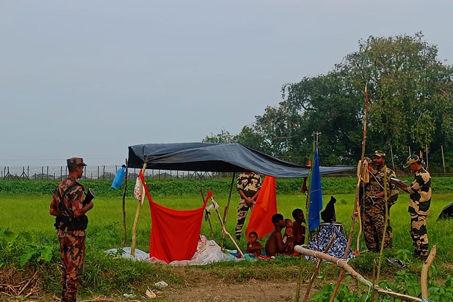রৌমারীতে ৭ দিন ধরে সীমান্ত শুন্যরেখায় ৫ যুবক