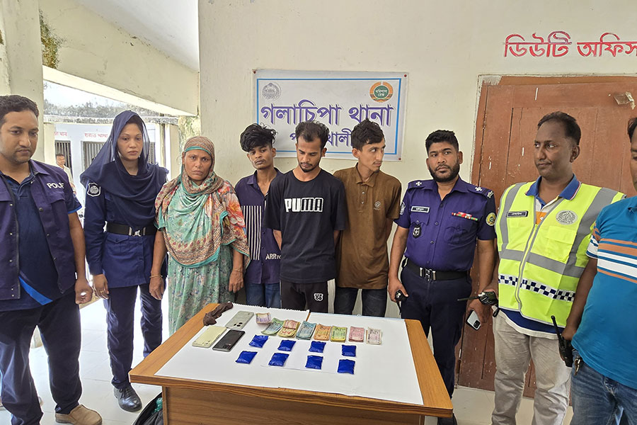 গলাচিপায় মা-ছেলেসহ ৪ মাদক কারবারী গ্রেপ্তার