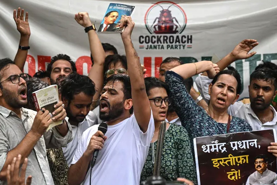 যন্তর-মন্তরে ব্যাপক বিক্ষোভ, শিক্ষামন্ত্রীর পদত্যাগ দাবি
