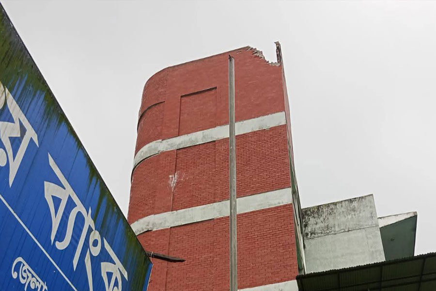 রাঙ্গাবালীতে বজ্রপাত, ভাঙল ডাকবাংলোর দেয়াল