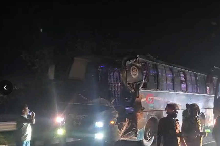 এক্সপ্রেসওয়েতে দুই বাসের সংঘর্ষ, আটকা পড়েন যাত্রীরা