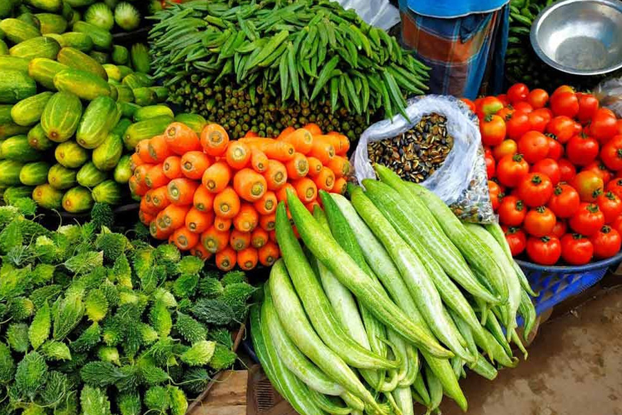 বৃষ্টির প্রভাবে চড়া সবজির বাজার
