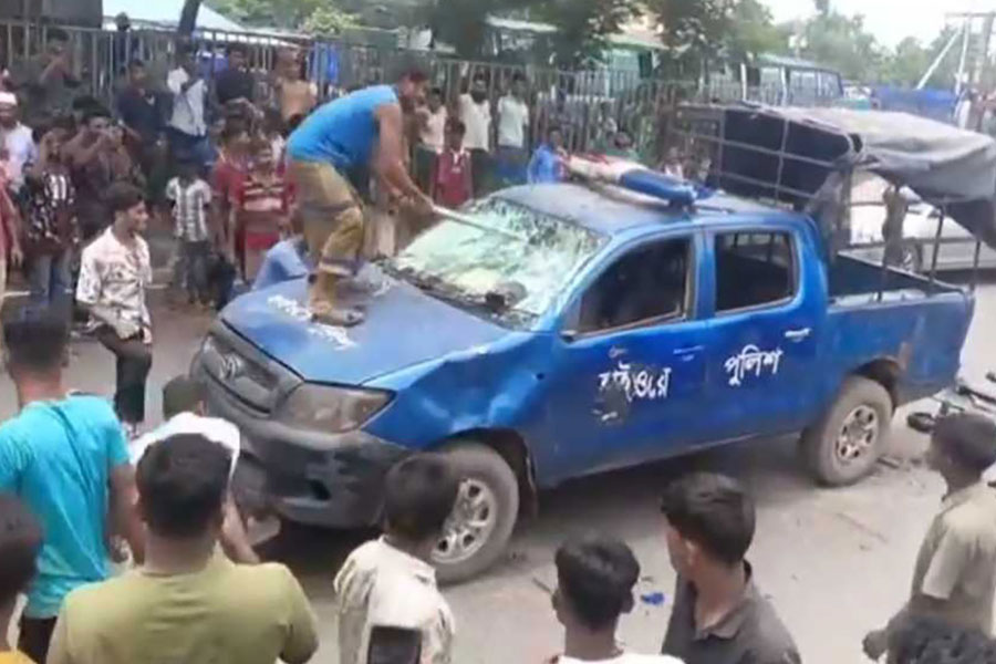 হাইওয়ে পুলিশের গাড়িতে হামলা