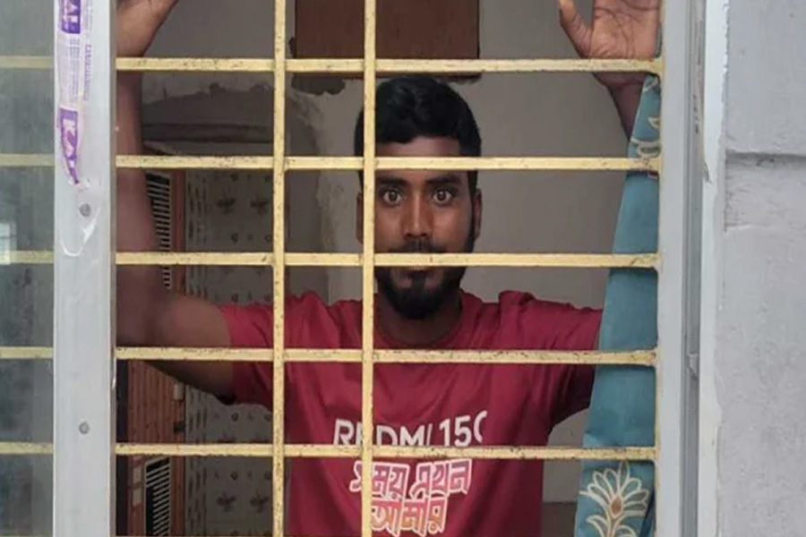 ‘ম্যাডাম’ সম্বোধন করায় যুবককে আটকে রাখলো নারী এসআই