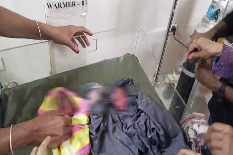 নির্ধারিত সময়ের আগেই জন্ম নেওয়ায় সংকটাপন্ন অবস্থায় রাখা হয়েছে অক্সিজেন সাপোর্টে। ছবি: ভিওডি বাংলা