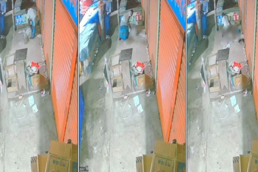 কুমিল্লায় ফুটপাতে ঘুমন্ত নারীকে ধর্ষণ, সিসিটিভি ফুটেজ। ছবি: সংগৃহীত
