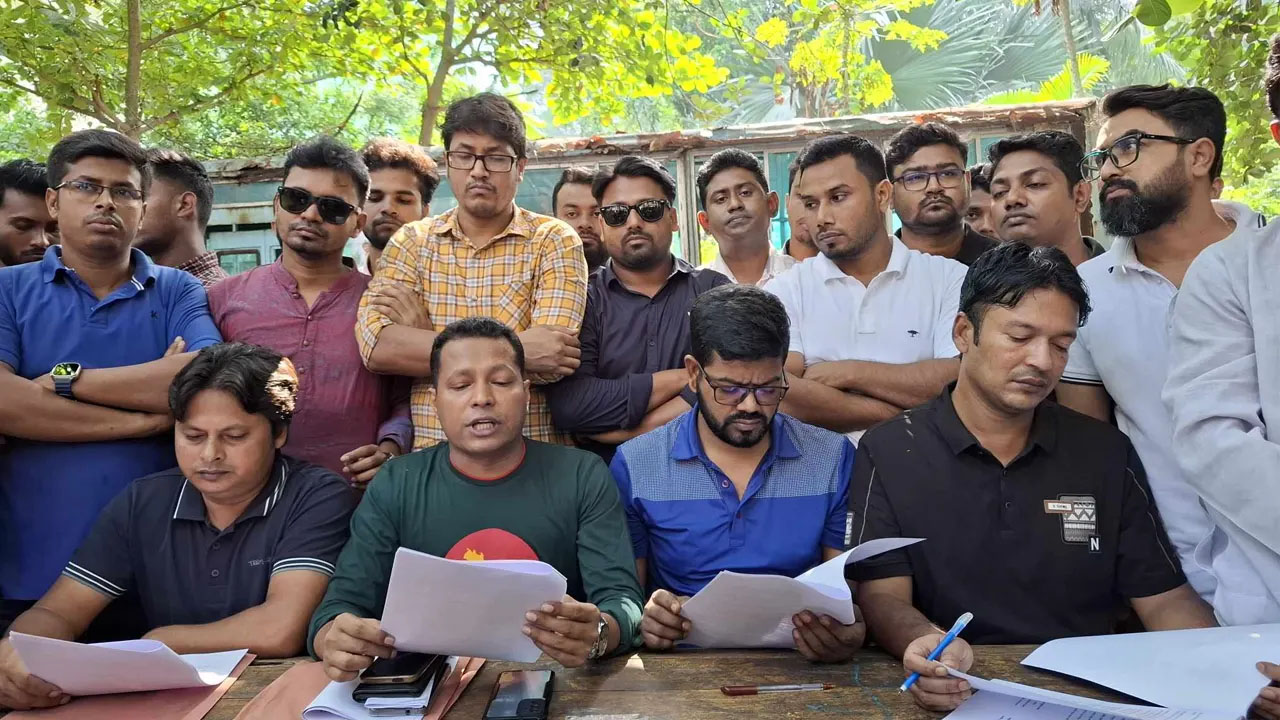 পূর্ণ স্বায়ত্তশাসনসহ ২১ দাবিতে জবি ছাত্রদলের সংবাদ সম্মেলন