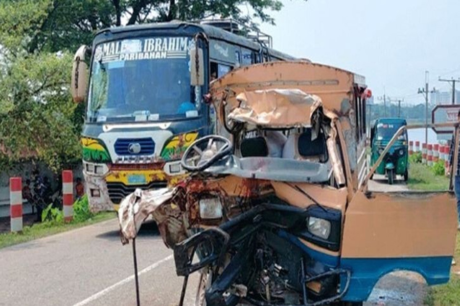 চট্টগ্রামে ভয়াবহ সড়ক দুর্ঘটনায় ৩ জন নিহত, আহত ২০