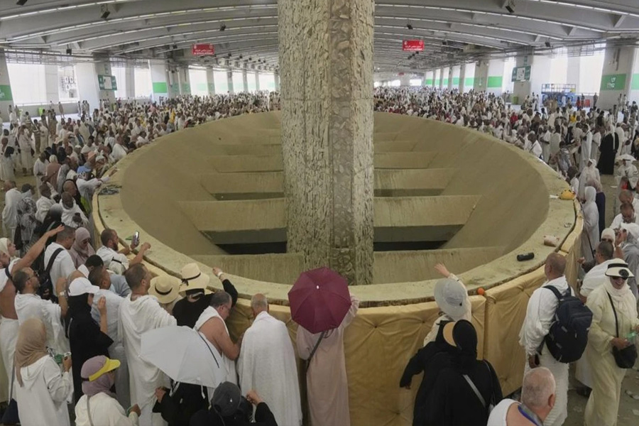 শয়তানকে পাথর নিক্ষেপ করছেন হাজিরা