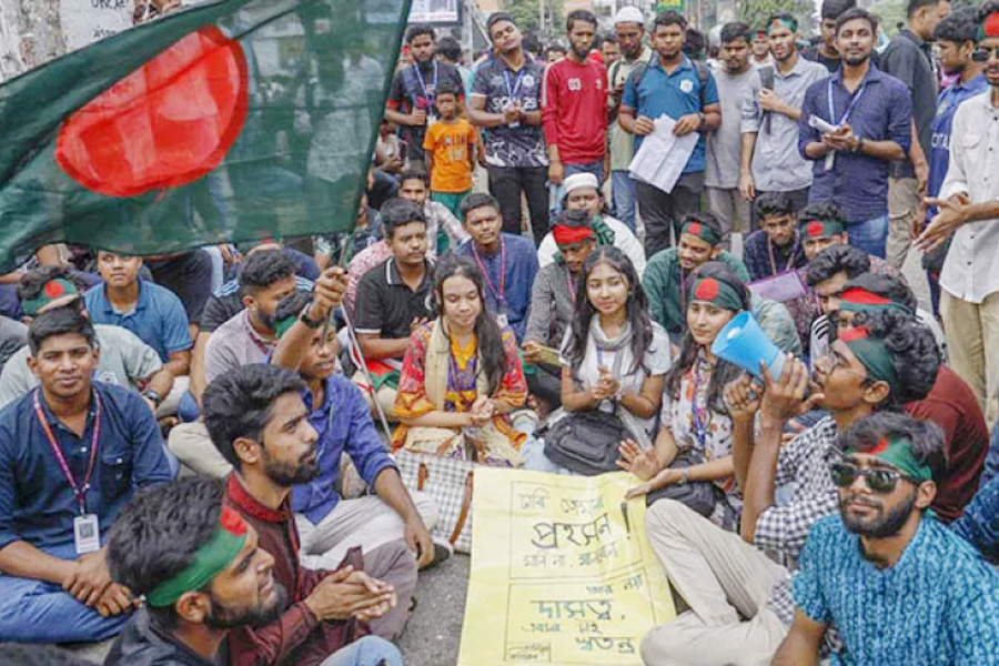 রাজধানীর ৩ পয়েন্টে ৭ কলেজ শিক্ষার্থীদের অবরোধ কর্মসূচি