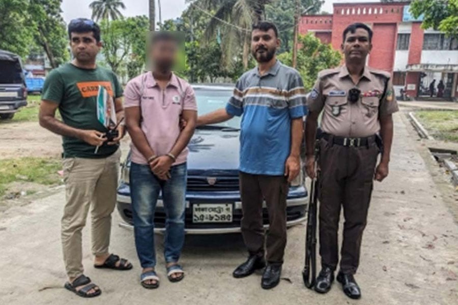 রাজধানীতে চুরি হওয়া টয়োটা গাড়ি উদ্ধার করল পুলিশ, আটক ১