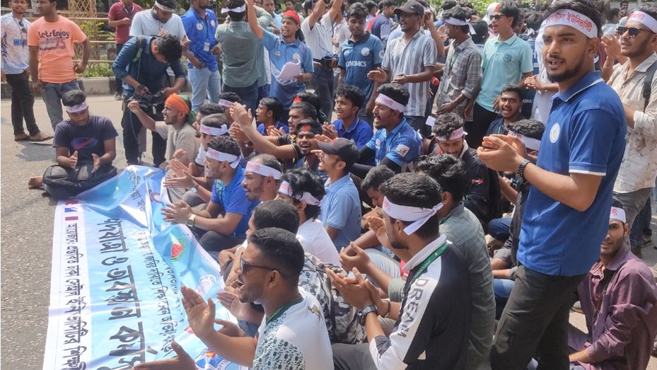 শিক্ষা ভবনের সামনে ৭ কলেজ শিক্ষার্থীরা