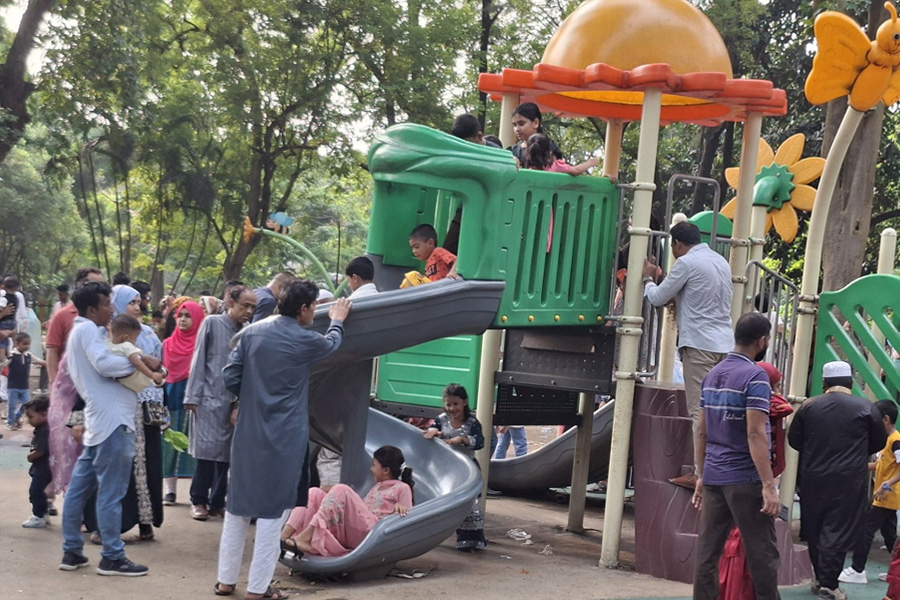 রাজধানীর রমনা পার্কের শিশু চত্বরে ছিল কোলাহল মুখর পরিবেশ