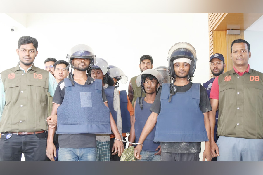 পাহাড়তলীতে পেশাদার ডাকাত চক্রের ৯ সদস্য গ্রেপ্তার