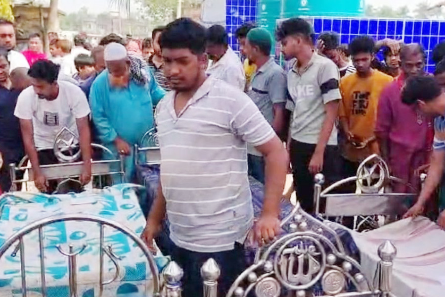 পরিবারের ৯ জনই এখন পাশাপাশি শায়িত