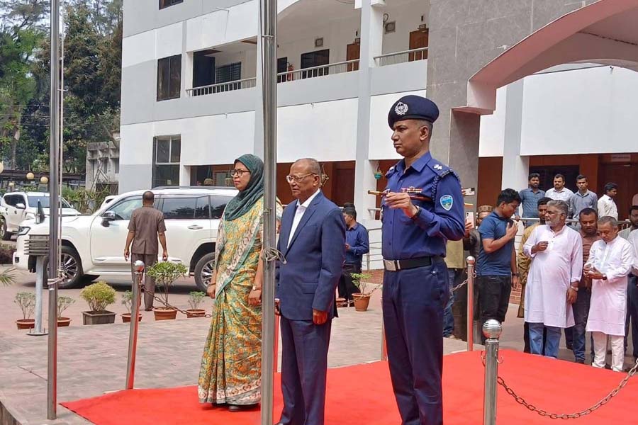 পরিবেশমন্ত্রী আবদুল আউয়াল মিন্টুকে গার্ড অব অনার