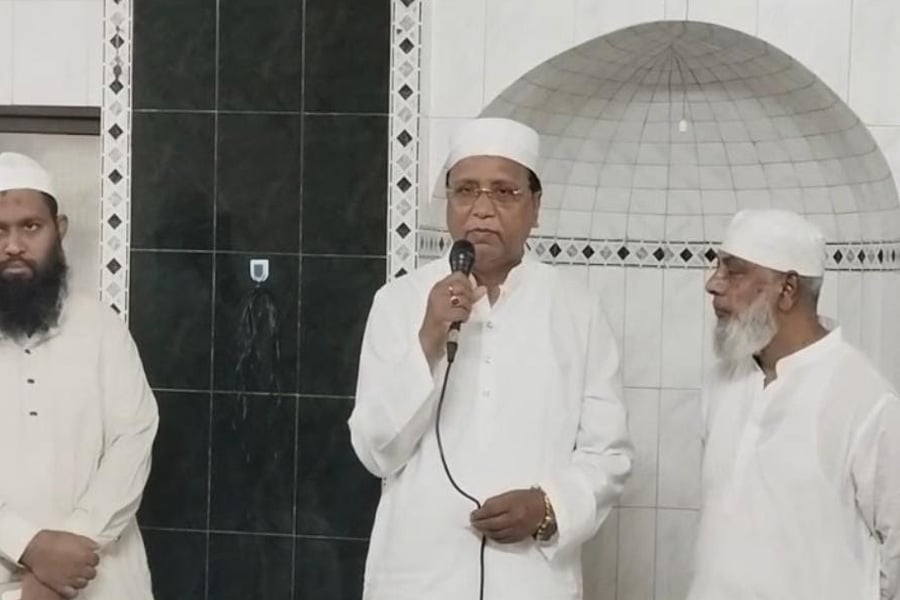 চকবাজারে ৭ রোজা খাজে নেহাল জামে মসজিদের জুম্মার নামাজের আগে বক্তব্য দেন আবদুস সালাম। ছবি: ভিওডি বাংলা