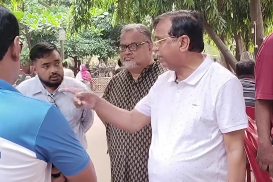রবীন্দ্র সরোবরে অবৈধ দোকান উচ্ছেদের নির্দেশ ডিএসসিসি প্রশাসকের